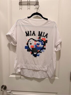Mia Mia White Pixel Heart
Graphic T-Shirt Size M